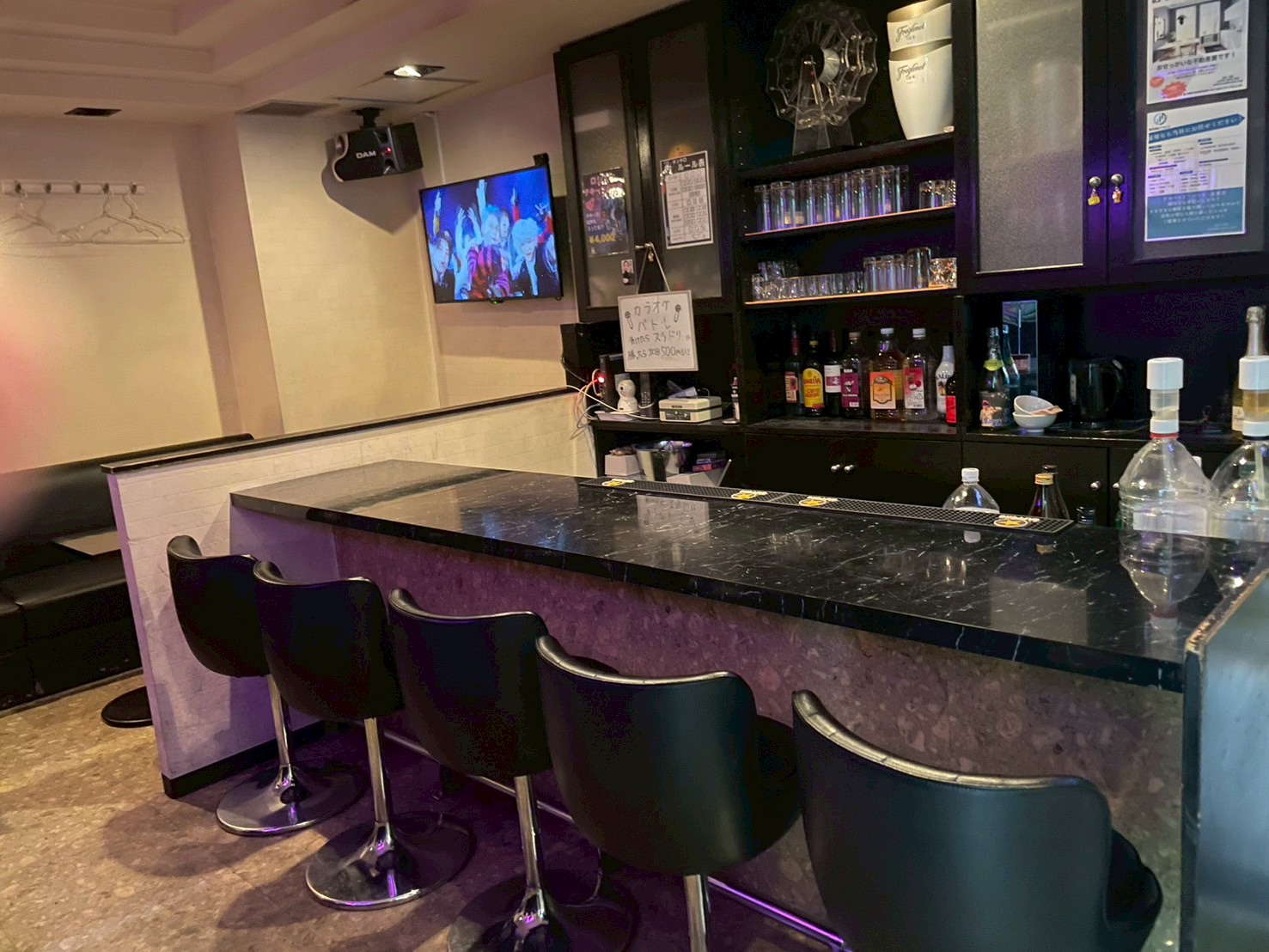 BAR TAKUNOMI 店内